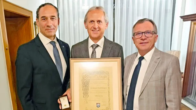 Bürgermeister Erwin Stürzlinger (l.) und Vizebürgermeister Hannes Ziegelböck überreichten  Manfred Kolnberger (Mitte) den Ehrenring der Marktgemeinde Bad Wimsbach-Neydharting (Foto: Marktgemeinde Bad Wimsbach-Neydharting)