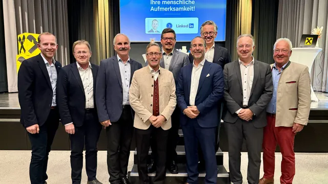 Der Vortrag von Prof. Cocca (Bildmitte) zog viele Besucher, darunter auch etliche Gemeindevertreter nach Vorchdorf: 
