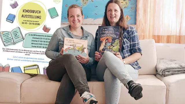 Marion Brandstätter, MA (links), ehrenamtliche Mitarbeiterin der öffentlichen Bibliothek Vorchdorf und Elke Buchegger, BEd (rechts), Leiterin des Kindergartens Vorchdorf,  sind die Initiatorinnen der reaktivierten Buchausstellung in Vorchdorf.