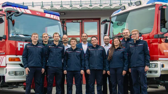 Bürgermeister Erwin Stürzlinger (6.v.li.) und die beiden Kommandanten Günther Hitzenberger (4.v.li., FF Bergham-Kösslwang) und Andreas Wagner (4.v.re., FF Bad Wimsbach-Neydharting) gratulieren den ersten frischgebackenen LKW-Lenker. Foto: JonasGasperlmair