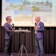 Karl Neumann bei der Präsentation des neuen „Stern-Centers“ mit Moderator Peter L. Eppinger in Gmunden. 