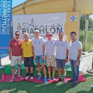 Ananas-Triathlon 2026 - Johannes Hörtenhuber, Michael Tuschek und Mario Kramesberger (Mitte) organisierten den Triathlon gemeinsam mit dem Team der Wasserrettung Vorchdorf und insgesamt 32 Helfern.