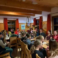 Zünftiger Hüttenabend am Tag zuvor