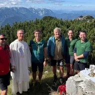 P. Daniel Sihorsch, Vbgm. Matthias Traunbauer, Christina Meingassner und Lukas Spießberger (Marktmusik) mit Vertretern der Bergrettung Gmunden