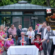 Regisseur Anton Pühringer (rechts vorne stehend) und das Ensemble der Kirchhamer Kellerbühne sorgen für turbulente Theaterabende in der Kirchhamer Unterkirche.