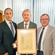 Bürgermeister Erwin Stürzlinger (l.) und Vizebürgermeister Hannes Ziegelböck überreichten  Manfred Kolnberger (Mitte) den Ehrenring der Marktgemeinde Bad Wimsbach-Neydharting (Foto: Marktgemeinde Bad Wimsbach-Neydharting)