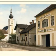 Histoische Aufnahme nachcoloriert: Musikheim-Feuerwehrhaus in Vorchdorf ab 1926