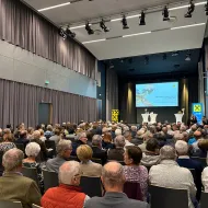 Volles Haus bei der Mitinhaberversammlung der Raiffeisenbank Salzkammergut am 15. Oktober 2026 in Vorchdorf. 