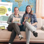 Marion Brandstätter, MA (links), ehrenamtliche Mitarbeiterin der öffentlichen Bibliothek Vorchdorf und Elke Buchegger, BEd (rechts), Leiterin des Kindergartens Vorchdorf,  sind die Initiatorinnen der reaktivierten Buchausstellung in Vorchdorf.