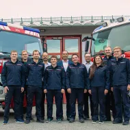 Bürgermeister Erwin Stürzlinger (6.v.li.) und die beiden Kommandanten Günther Hitzenberger (4.v.li., FF Bergham-Kösslwang) und Andreas Wagner (4.v.re., FF Bad Wimsbach-Neydharting) gratulieren den ersten frischgebackenen LKW-Lenker. Foto: JonasGasperlmair