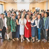 Eine große Abordnung der Vorchdorfer Wirtschaft und Politik beim Liachtbratl-Empfang in der WKO Gmunden. Claudia HIndinger übernahm im roten Dirndl die Führung der WKO-Bezirksstelle von Martin Ettinger - Foto: Daniel Fila