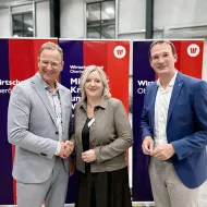 Martin Ettinger mit der neu gewählten WB-Bezirksobfrau Claudia Hindinger und Landesgeschäftsführer Mag. Thomas Mitterhauser. 