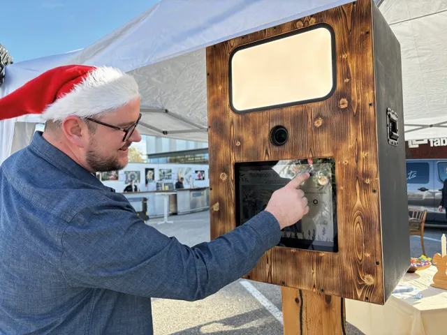 Florian Pfatschbacher mit seiner Altholz-Fotobox aus dem Salzkammergut