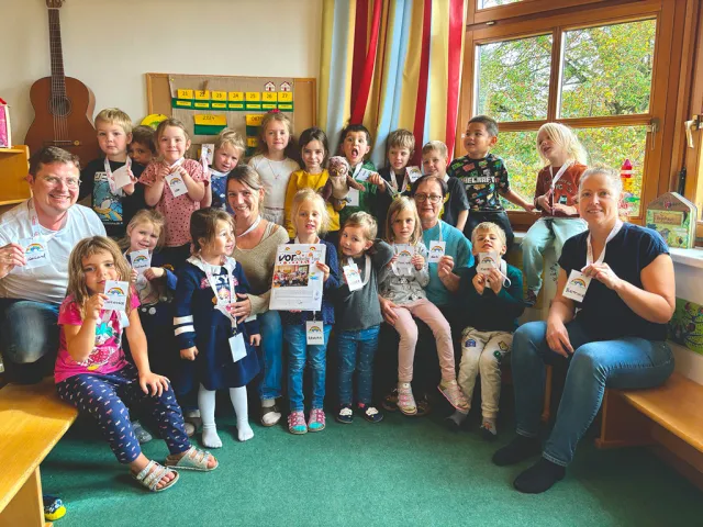 Kindergartengruppe gestaltete mit Gerhard Radner (VORchdorfer Tipp) eine eigene Zeitungsausgabe