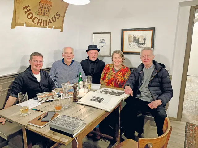 Das Fresko von Erwin Lang ist bedeutend und sollte beim Schulumbau erhalten bleiben. Dieses gemeinsame Ziel verfolgen Gerhard Radner, Bruno Schernhammer, Raimund Dickinger, Bettina Hutterer und Erich Spitzbart. 