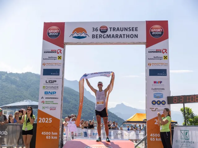 Raphael Miks Platz 1 beim Traunsee Halbmarathon 2025