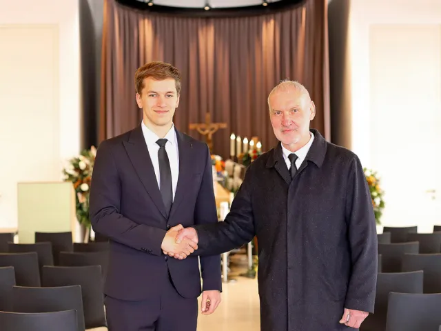 estattermeister Peter Prielinger (li) zusammen mit Bestatter- und Tischlermeister Bernhard Radner (re).