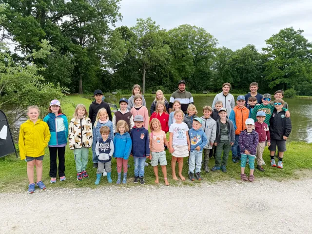 Freude bei den Kindern beim Angeln bei den Dietmair-Teichen in Vorchdorf