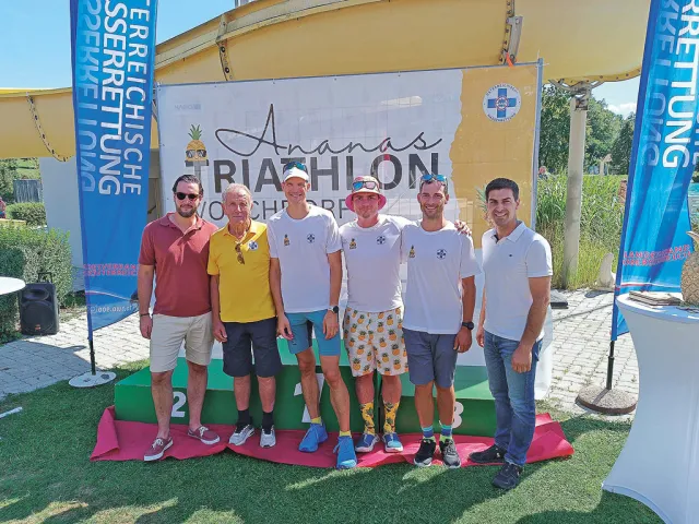 Ananas-Triathlon 2026 - Johannes Hörtenhuber, Michael Tuschek und Mario Kramesberger (Mitte) organisierten den Triathlon gemeinsam mit dem Team der Wasserrettung Vorchdorf und insgesamt 32 Helfern.