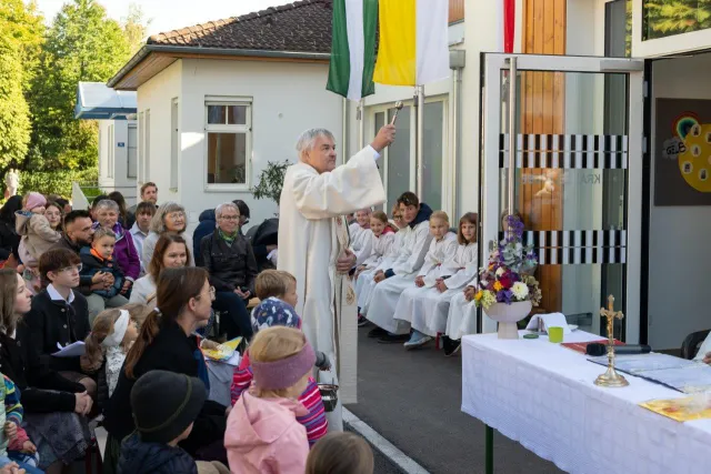 An- und Zubau Pfarrkindergarten und Krabbelstube: Pfarrer Dechant Mag. Franz Starlinger eröffnete den Zu- und Umbau feierlich in Roitham