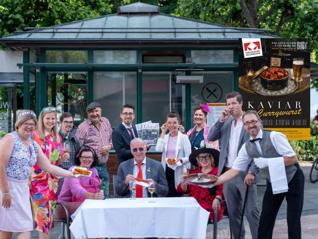 Regisseur Anton Pühringer (rechts vorne stehend) und das Ensemble der Kirchhamer Kellerbühne sorgen für turbulente Theaterabende in der Kirchhamer Unterkirche.