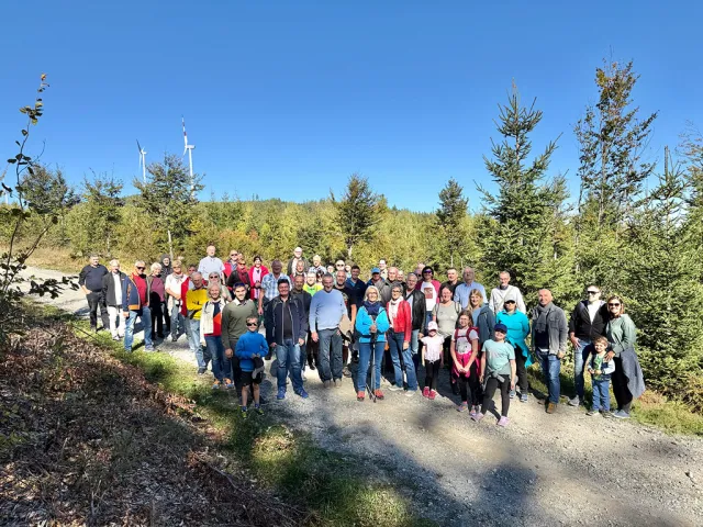 Über 50 Teilnehmer besuchten auf Einladung der KEM Traunstein und KEM Vöckla-Ager den Windpark Sternwald