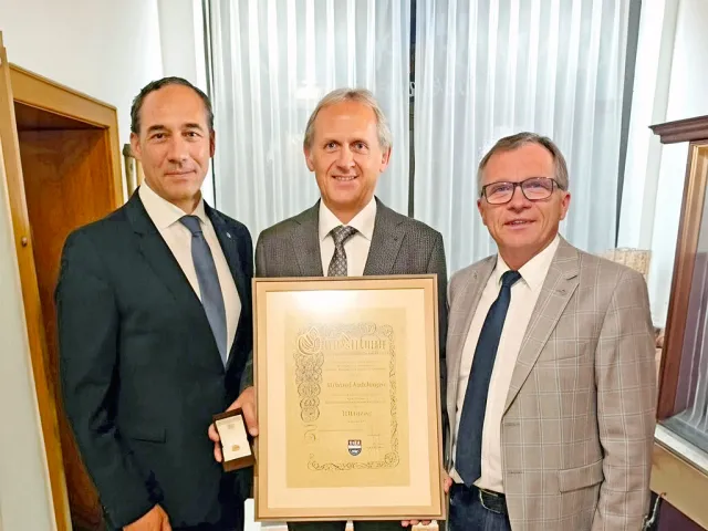 Bürgermeister Erwin Stürzlinger (l.) und Vizebürgermeister Hannes Ziegelböck überreichten  Manfred Kolnberger (Mitte) den Ehrenring der Marktgemeinde Bad Wimsbach-Neydharting (Foto: Marktgemeinde Bad Wimsbach-Neydharting)