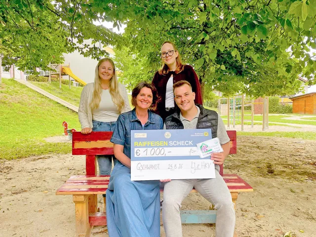 Die Landjugend Gschwandt übergab eine Spende in Höhe von 1.000 Euro an das Frauenhaus Salzkammergut