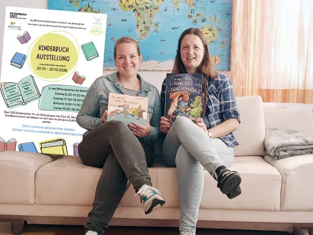 Marion Brandstätter, MA (links), ehrenamtliche Mitarbeiterin der öffentlichen Bibliothek Vorchdorf und Elke Buchegger, BEd (rechts), Leiterin des Kindergartens Vorchdorf,  sind die Initiatorinnen der reaktivierten Buchausstellung in Vorchdorf.