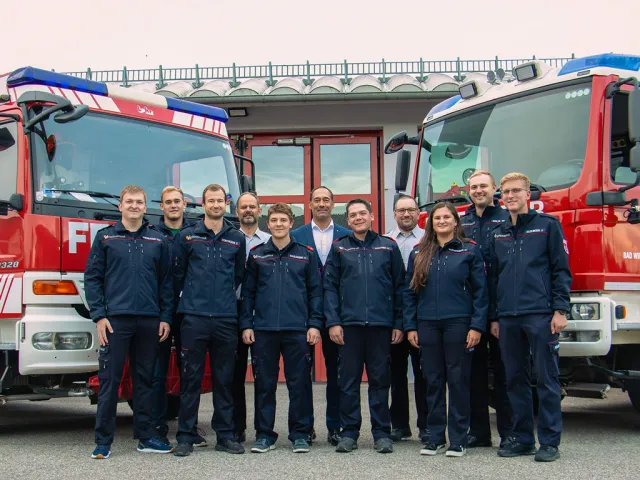 Bürgermeister Erwin Stürzlinger (6.v.li.) und die beiden Kommandanten Günther Hitzenberger (4.v.li., FF Bergham-Kösslwang) und Andreas Wagner (4.v.re., FF Bad Wimsbach-Neydharting) gratulieren den ersten frischgebackenen LKW-Lenker. Foto: JonasGasperlmair