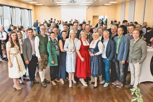 Eine große Abordnung der Vorchdorfer Wirtschaft und Politik beim Liachtbratl-Empfang in der WKO Gmunden. Claudia HIndinger übernahm im roten Dirndl die Führung der WKO-Bezirksstelle von Martin Ettinger - Foto: Daniel Fila