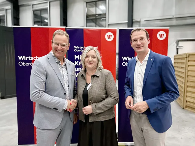 Martin Ettinger mit der neu gewählten WB-Bezirksobfrau Claudia Hindinger und Landesgeschäftsführer Mag. Thomas Mitterhauser. 