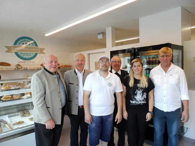Strahlende Gesichter bei der Eröffnung des Kirchhamer Gewerbehauses v.l.n.r.: Hausherr Anton Starzinger, Bürgermeister Hans Kronberger, Bäckermeister Norbert Neuwirth, Pfarrer P. Burkhard Berger, "Style-Werkstatt"-Chefin Isabella Weber und Thomas Amering.  